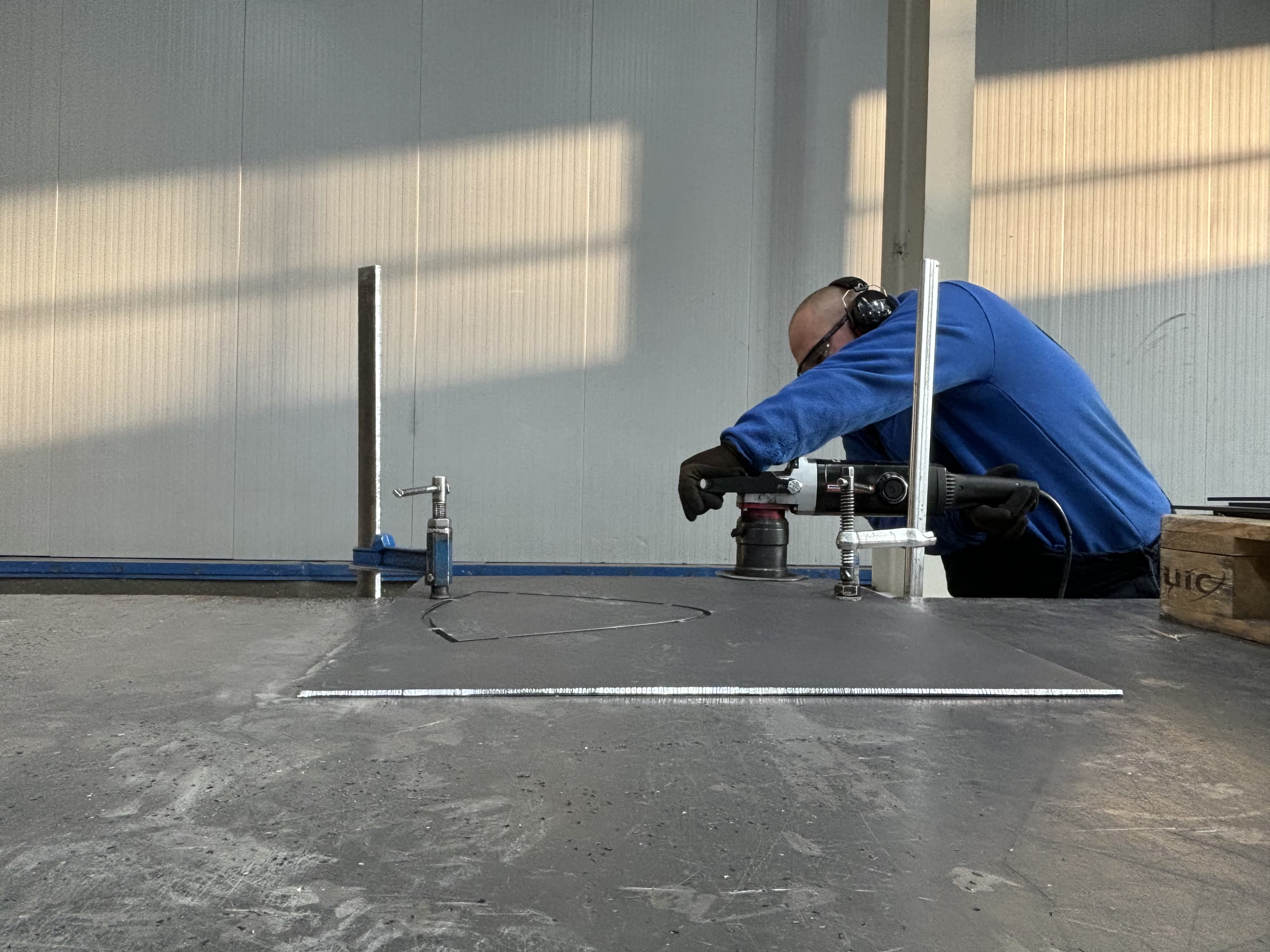One-sided beveling machine of sheet material up to 30 mm thick